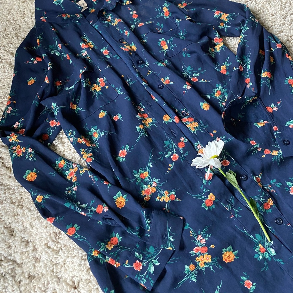 Como Vintage floral king sleeve flower blouse with buttons. Super cute a… - Picture 3 of 4